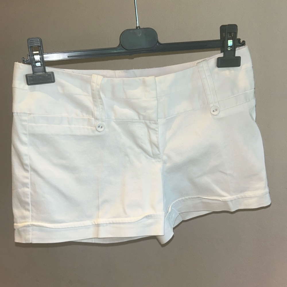 Maurice’s. Size 5/6 White short. Great Condition